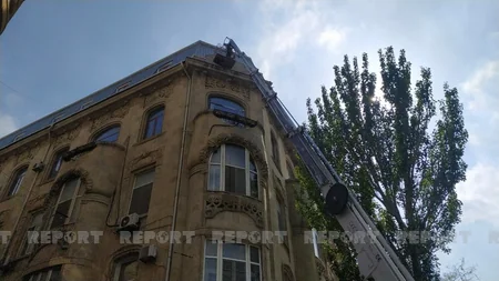 Bakıda tarixi binanın üzərində tikilən mansard sökülür