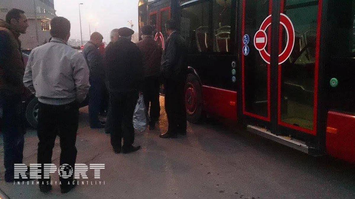 BakuBusın avtobusu qəzaya düşüb - FOTO