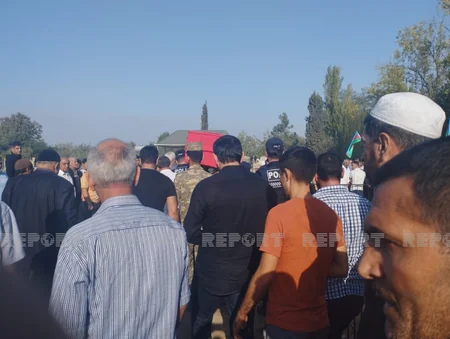 Salyanda şəhid hərbi qulluqçu Elmi Səmədovun dəfn mərasimi keçirilib