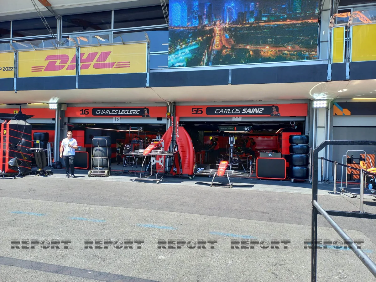 Formula 1 komandaları bolidlərini texniki baxışdan keçirirlər