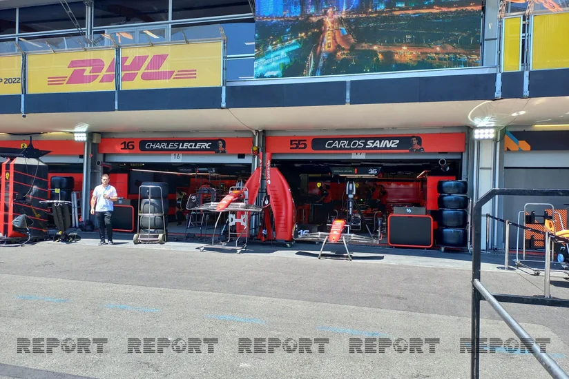 Formula 1 komandaları bolidlərini texniki baxışdan keçirirlər