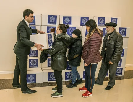 Heydər Əliyev Fondu aztəminatlı ailələrə ənənəvi Novruz sovqatları paylayır