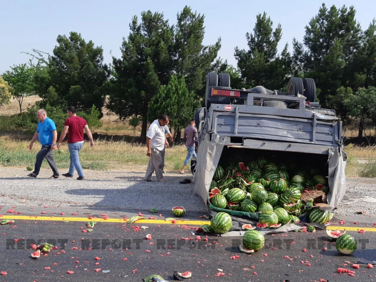 Yük daşıyan maşınlar toqquşdu, qarpızlar yola dağıldı