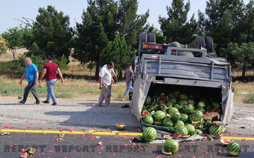 Yük daşıyan maşınlar toqquşdu, qarpızlar yola dağıldı