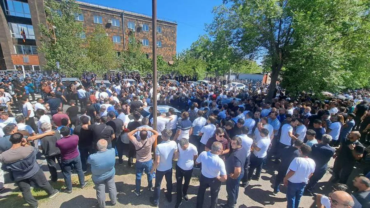 В Армении задержали сторонников Карапетяна за принуждение к участию в собраниях