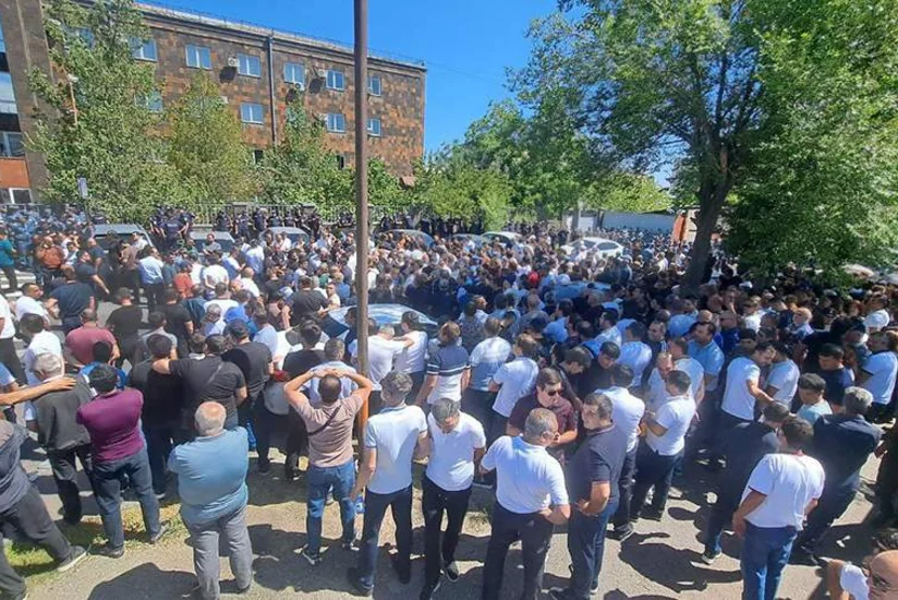 В Армении задержали сторонников Карапетяна за принуждение к участию в собраниях