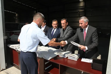 Azərbaycanda 100 nəfər əlilə minik avtomobilləri verilib