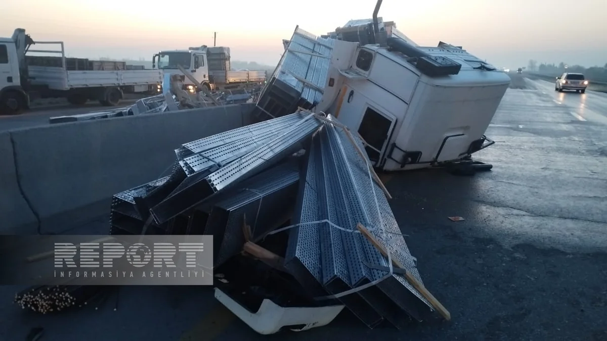 Kürdəmirdə “KamAZ” beton səkiyə çırpılıb, sürücü xəsarət alıb