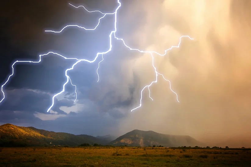 Hindistanda ildırım 107 nəfəri vuraraq öldürüb