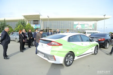 Ответственные лица МЭПР приехали на выставку Caspian Ecology на электромобиле