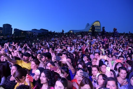 Heydər Əliyev Mərkəzinin parkında Xalq artisti Aygün Kazımovanın konserti olub