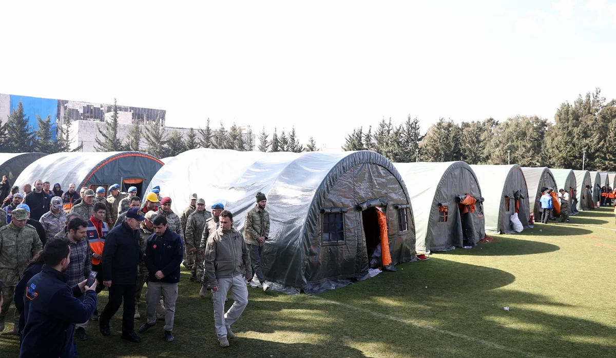 Пакистан поставит в зону бедствия в Турции 50 тыс. палаток