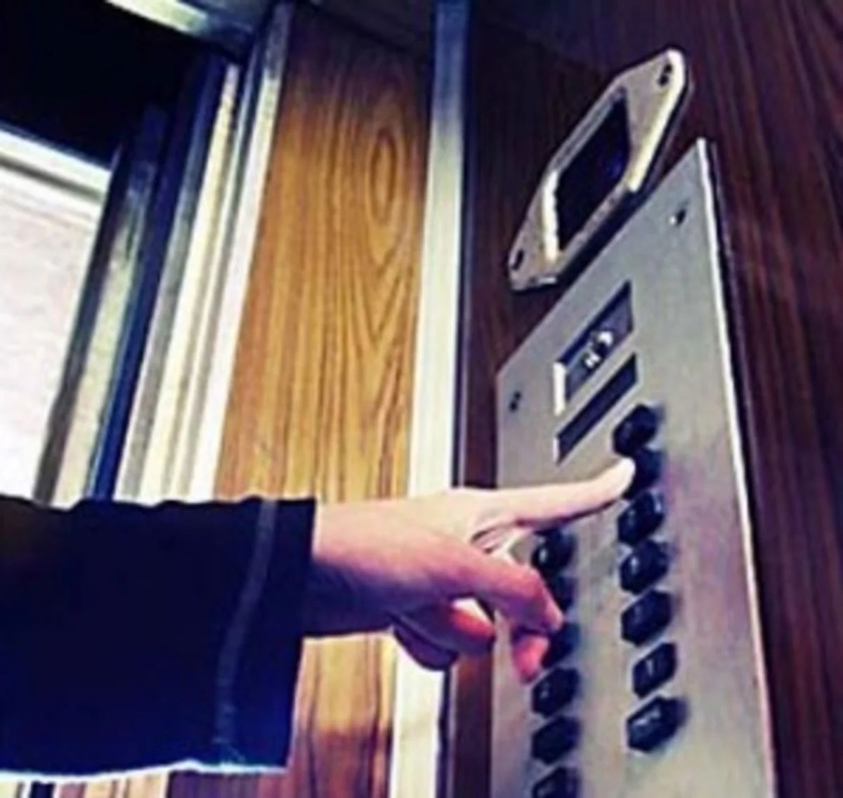 Liftdə köməksiz vəziyyətdə qalan şəxs xilas edilib