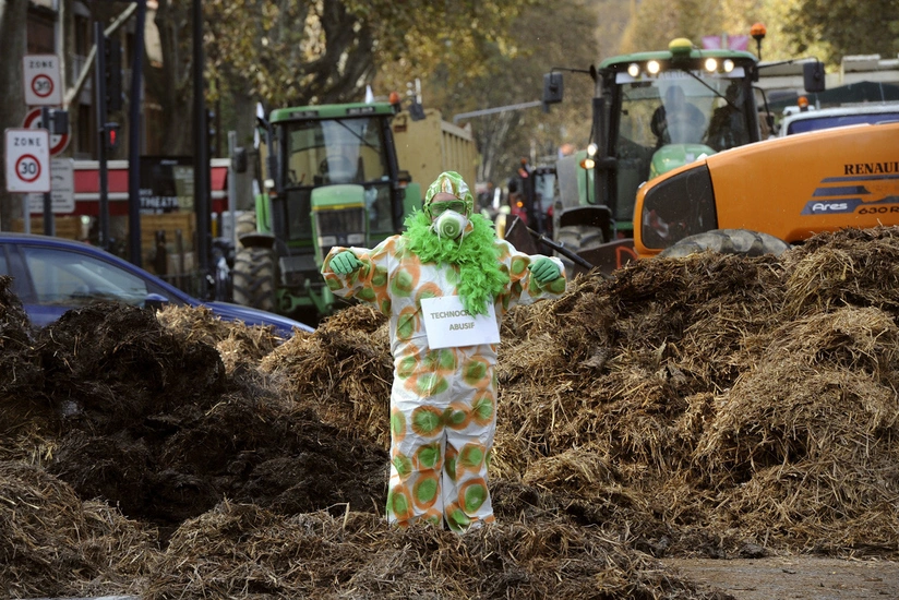 Farmers in France pile tires outside government buildings due to delays in payments