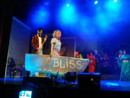 Rus Dram Teatrında Blisslər ailəsi eksentrik komediyasının premyerası olub