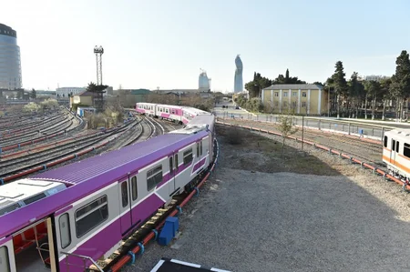 Prezident İlham Əliyev paytaxta gətirilən yeni metro qatarlarında yaradılan şəraitlə tanış olub