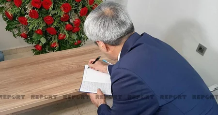 Bəkir Şahin Gəncədə şəhid müstəntiqin büstünü ziyarət edib