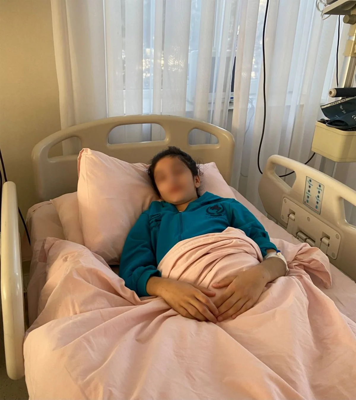 Pomidor turşusundan zəhərlənərək iki dəfə kliniki ölüm keçirən yeniyetmə qız komadan ayılıb