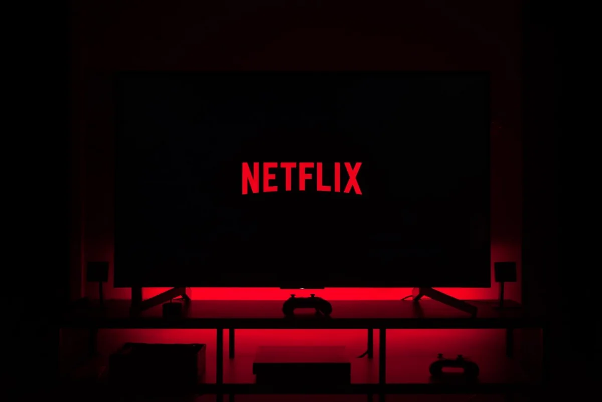Американские сенаторы призвали Netflix уменьшить число сцен курения