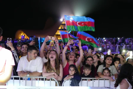 Heydər Əliyev Mərkəzinin parkında Milli Qurtuluş Gününə həsr olunan konsert keçirilib