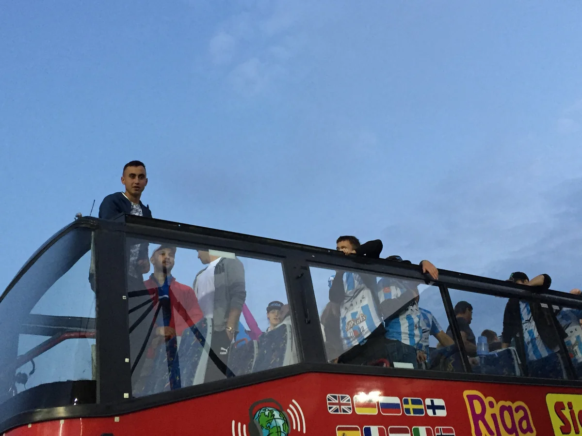 Azarkeşlər matçı izləmək üçün ikimərtəbəli avtobus icarəyə götürdülər
