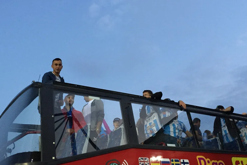 Azarkeşlər matçı izləmək üçün ikimərtəbəli avtobus icarəyə götürdülər