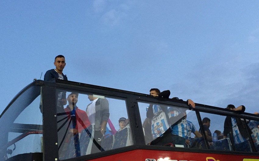 Azarkeşlər matçı izləmək üçün ikimərtəbəli avtobus icarəyə götürdülər