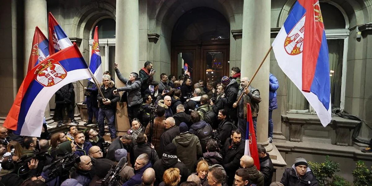 В Белграде протестующие хотят прорваться в здание городской администрации
