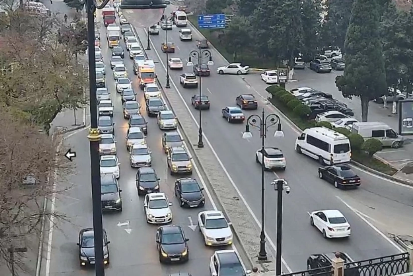 Bakının bir sıra yollarında tıxac yaranıb