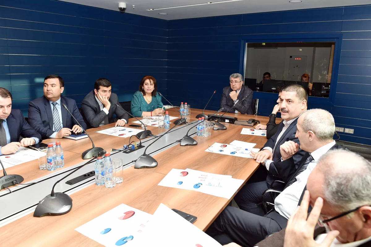 SOCAR discusses human resources management with NGOs