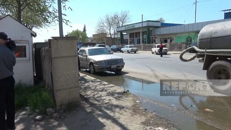 Cəlilabad şəhərinin mərkəzində çirkab suyu küçəyə axıdılır