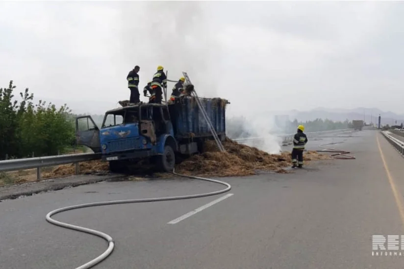 В Азербайджане грузовик сгорел вместе с сеном - ФОТО - ВИДЕО