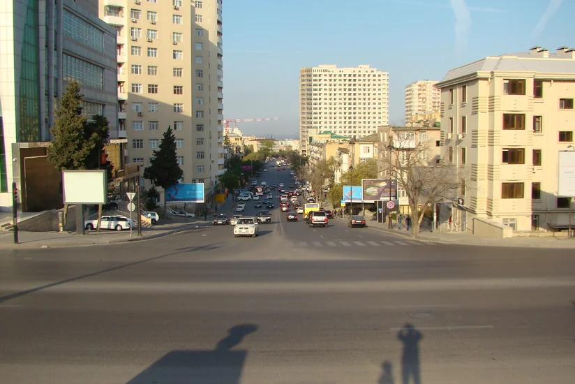 В Баку на улице Абдуррагим бека Хагвердиева ограничат движение транспорта