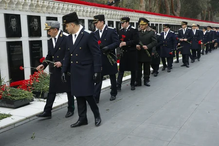 Baş Prokurorluğun rəhbərliyi və kollektivi Şəhidlər xiyabanını ziyarət edib