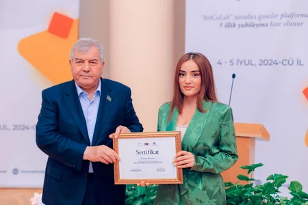 Gənc rəssamların Onun yarısı adlı qrup sərgisi keçirilib