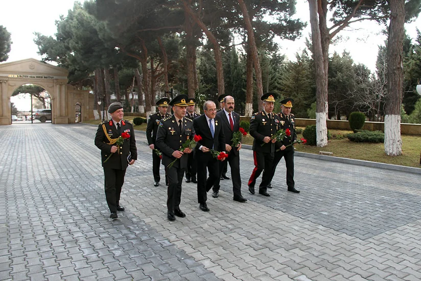Türkiyənin milli müdafiə nazirinin müavini hərbi institutu ziyarət edib