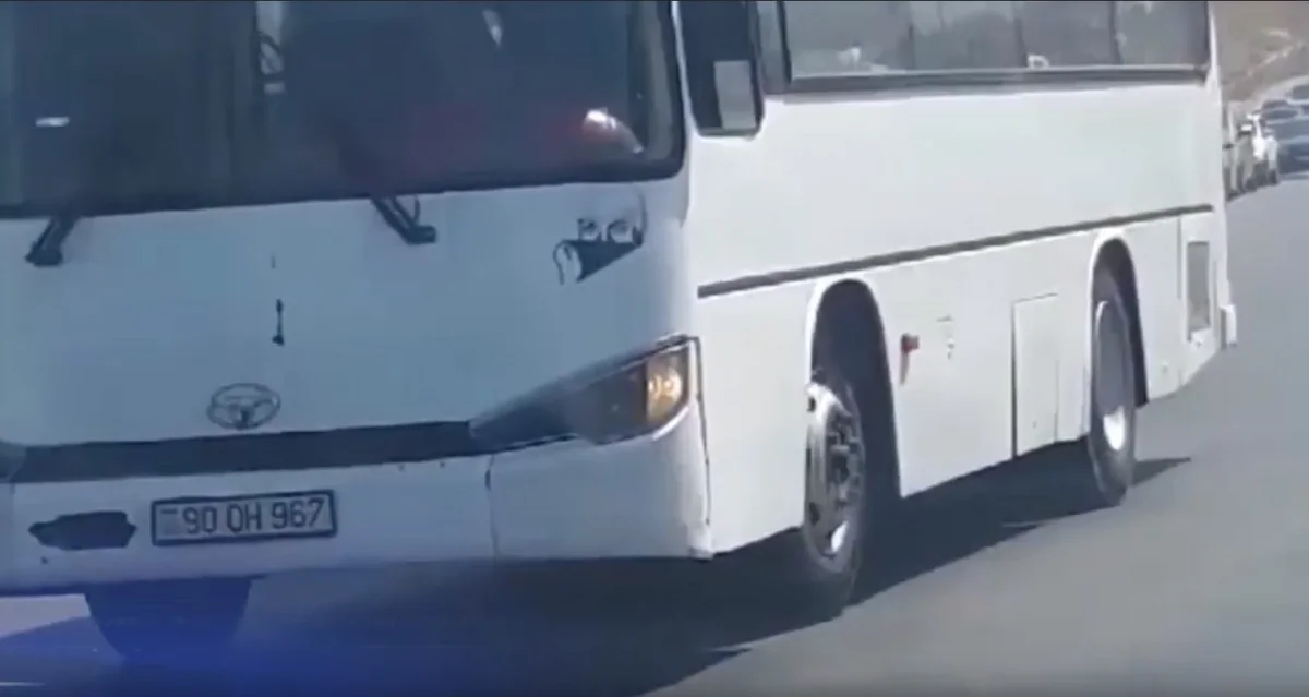 Bakıda avtobuslar əks yola çıxaraq sərnişinləri təhlükəyə atıb - VİDEO