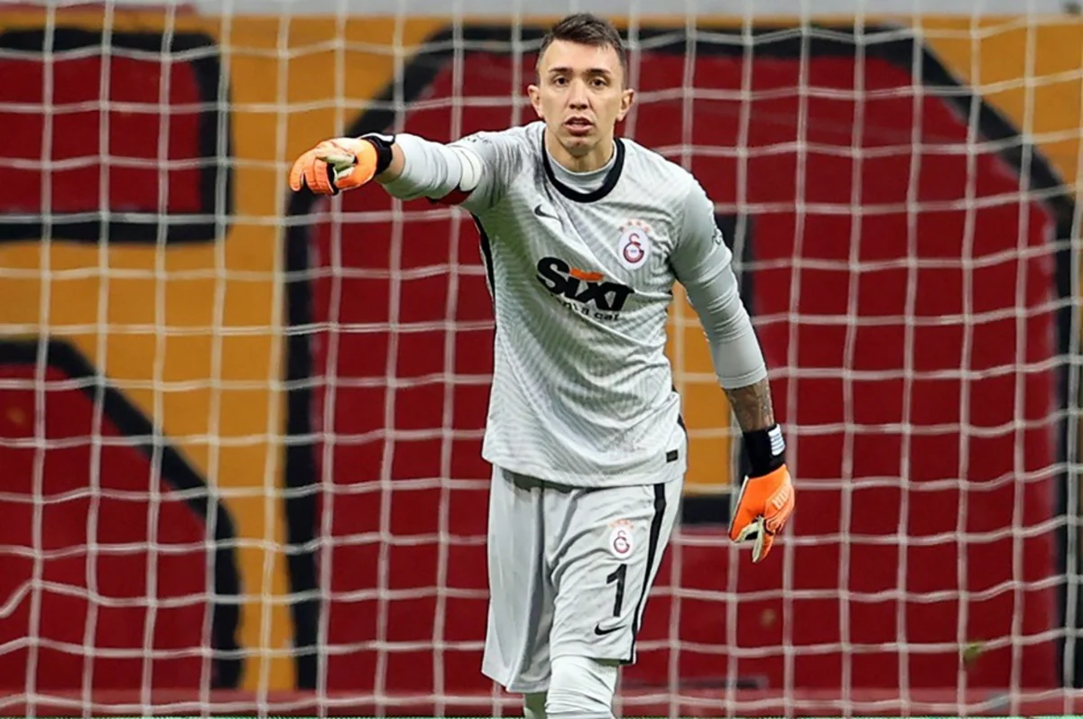 Qalatasaray Muslera ilə 3 illik müqavilə imzalayır - RƏSMİ