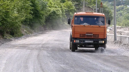 Şəkinin turizm mərkəzinə gedən 7.2 km-lik yol yenidən qurulur - VİDEO