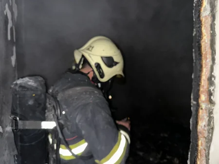 Saraydakı partlayışda bir nəfər yaralanıb, binaya və avtomobilə ziyan dəyib - YENİLƏNİB-4