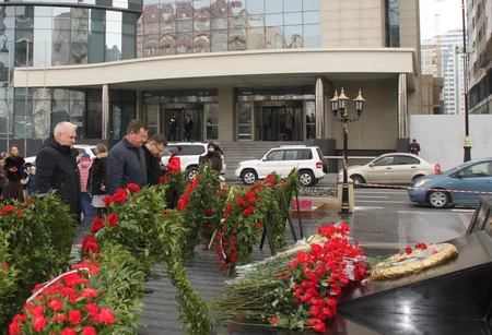Belarus səfiri Xocalı soyqırımı abidəsini ziyarət edib