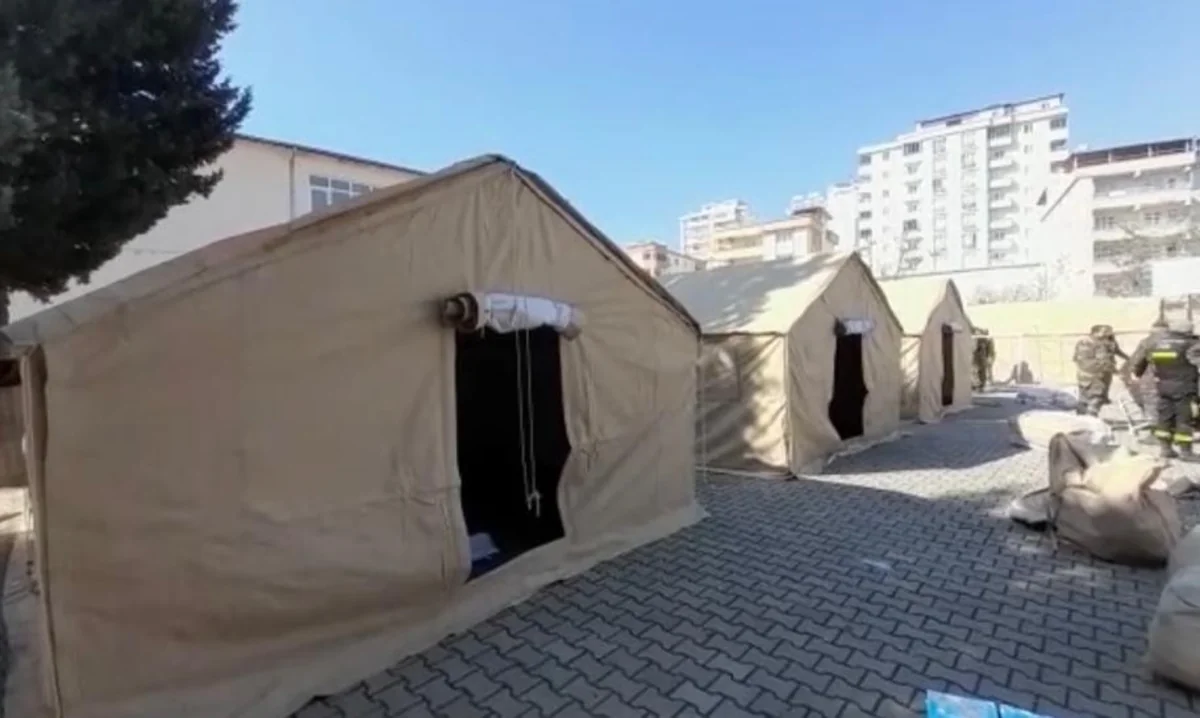Азербайджанские спасатели установили в Кахраманмараше палаточные городки по трем адресам