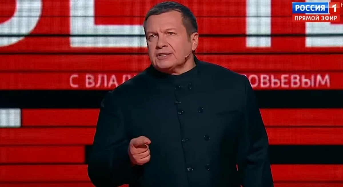 Rusiyalı aparıcı veriliş zamanı amerikalı eksperti studiyadan qovub - VİDEO