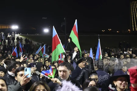 Bakıda Heydər Əliyev Mərkəzinin qarşısında xalq seçkinin ilkin nəticələrini izdihamla qeyd edir