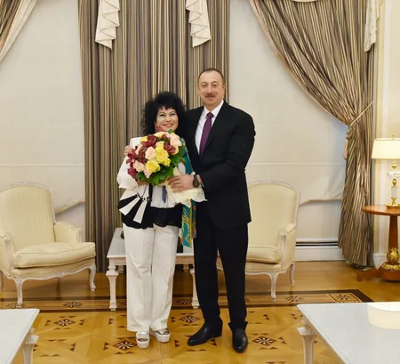 Prezident İlham Əliyev xalq artisti Zeynəb Xanlarovaya “Heydər Əliyev” ordenini təqdim edib - YENİLƏNİB
