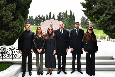 Prezident İlham Əliyev ümummilli lider Heydər Əliyevin məzarını ziyarət edib