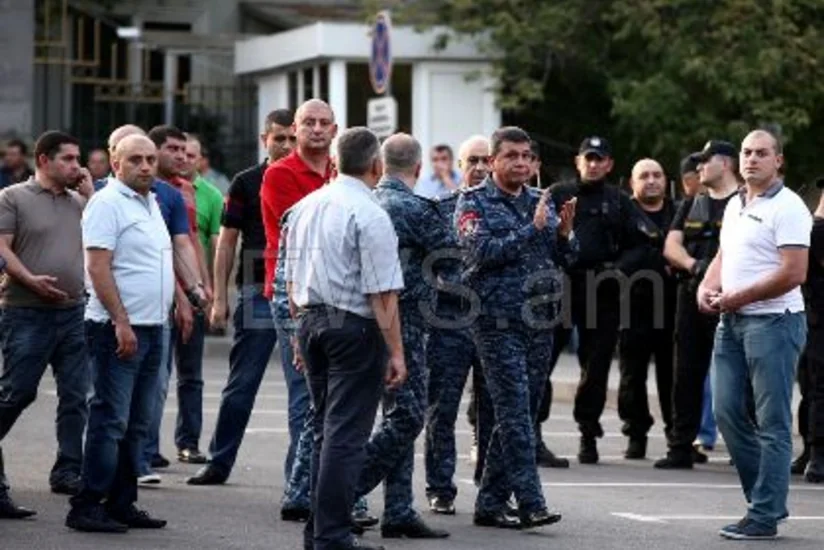 Полиция Еревана пытается разобрать баррикады из мусорных баков на проспекте Баграмяна