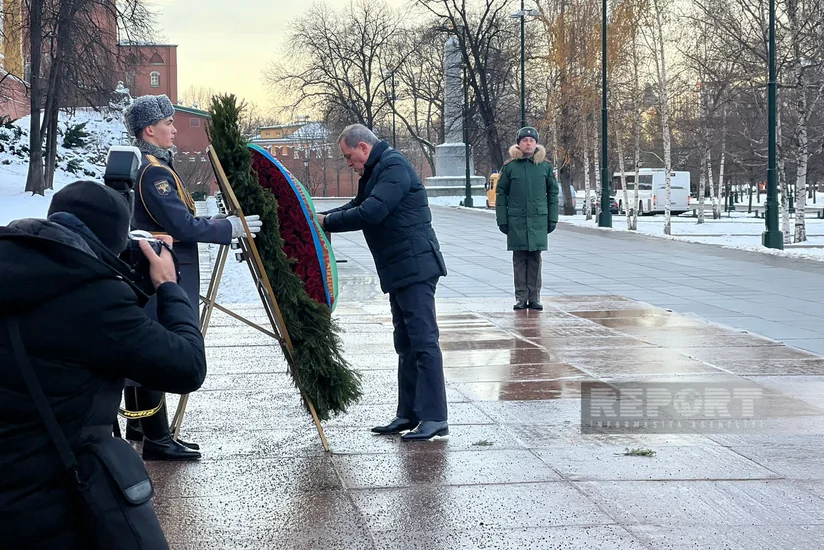 Джейхун Байрамов возложил венок к Могиле Неизвестного солдата в Москве