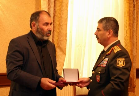 Награды военнослужащих, получивших посмертно звание Национального героя Азербайджана, вручены членам их семей