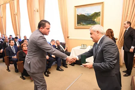 SOCAR-da yüksək dövlət təltiflərinə layiq görülmüş neftçilərə orden və medallar təqdim olunub - VİDEO